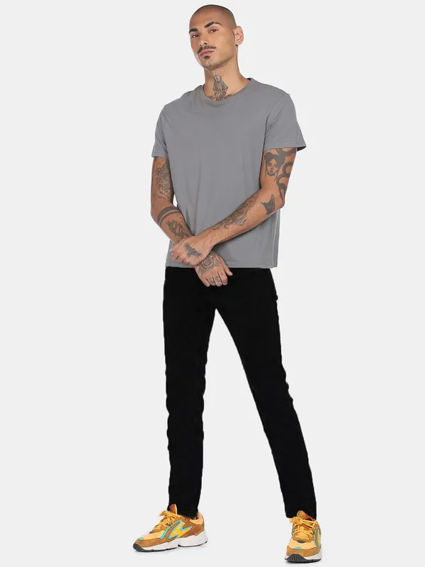 Black_Cotton_Blend_Jogger_Fit_Mid_Rise_Jeans_For_Men