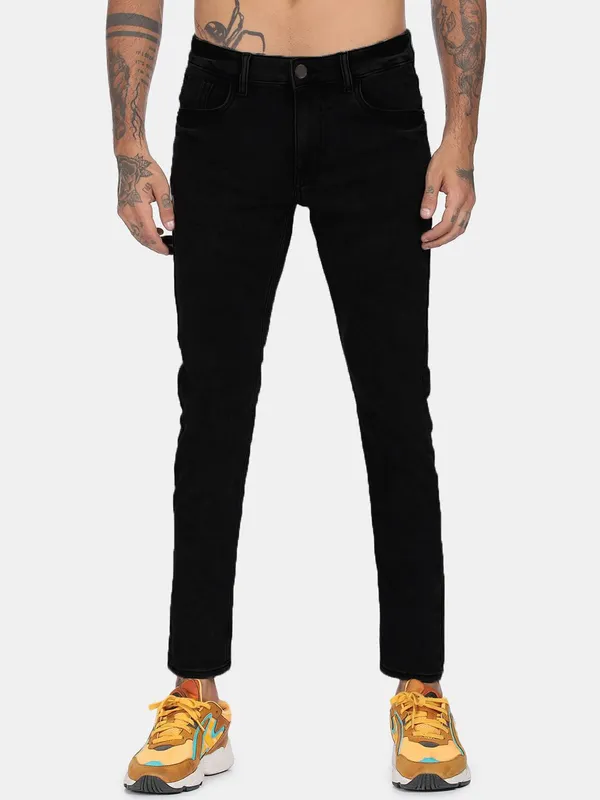 Black_Cotton_Blend_Jogger_Fit_Mid_Rise_Jeans_For_Men