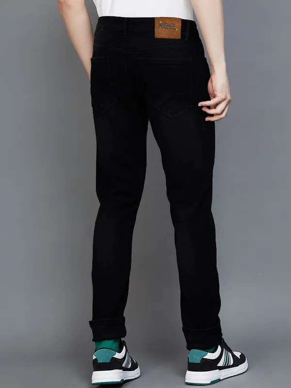 Black_Cotton_Blend_Jogger_Fit_Mid_Rise_Jeans_For_Men