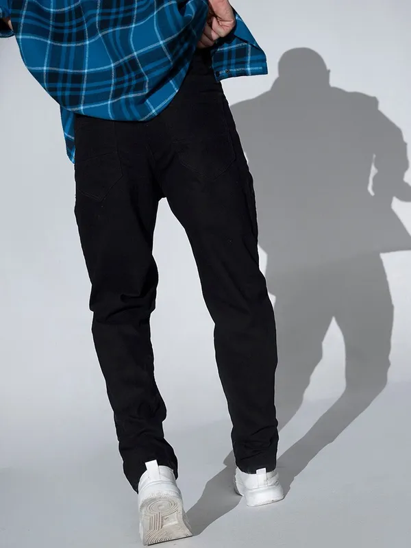 Black_Cotton_Blend_Jogger_Fit_Mid_Rise_Jeans_For_Men