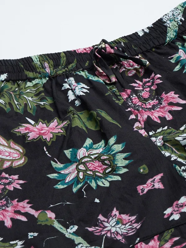 Black_Cotton_Floral_Print_Night_Suit_For_Women