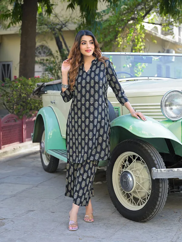 Black_Ethnic_Printed_Rayon_Kurta_With_Trouser_For_Women