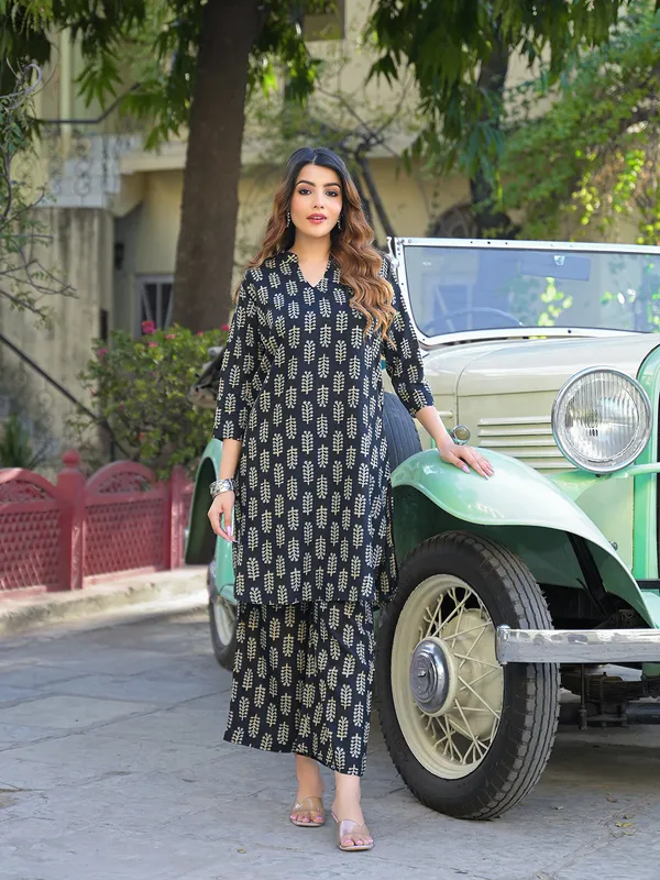 Black_Ethnic_Printed_Rayon_Kurta_With_Trouser_For_Women