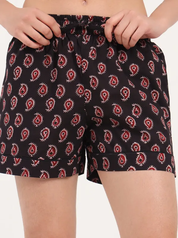 Black_Paisley_Print_Cotton_Shorts_For_Women