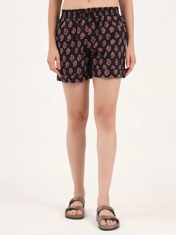 Black_Paisley_Print_Cotton_Shorts_For_Women