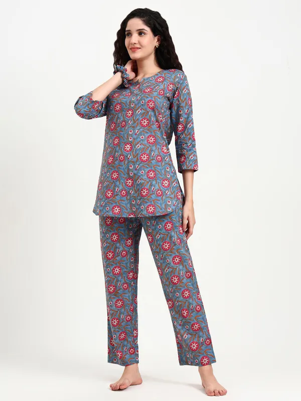 Blue_Floral_Print_Cotton_Night_Suit_For_Women