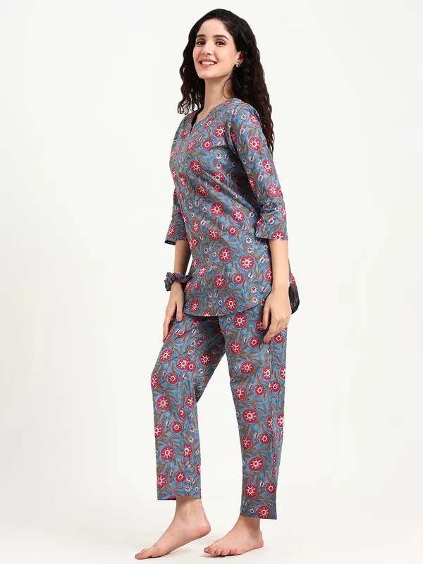 Blue_Floral_Print_Cotton_Night_Suit_For_Women