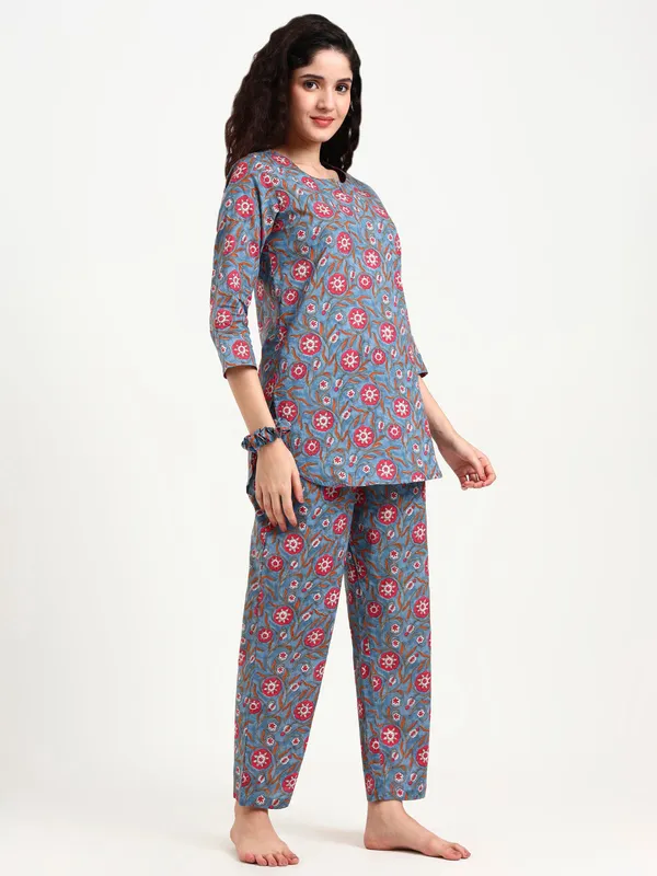 Blue_Floral_Print_Cotton_Night_Suit_For_Women