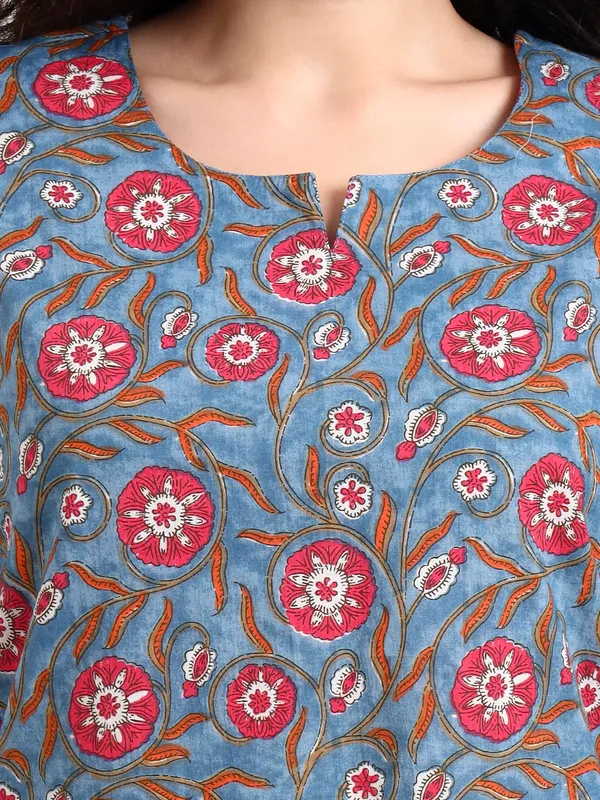 Blue_Floral_Print_Cotton_Night_Suit_For_Women