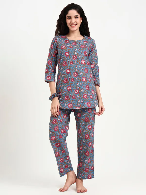Blue_Floral_Print_Cotton_Night_Suit_For_Women