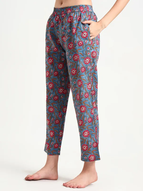 Blue_Floral_Print_Cotton_Night_Suit_For_Women