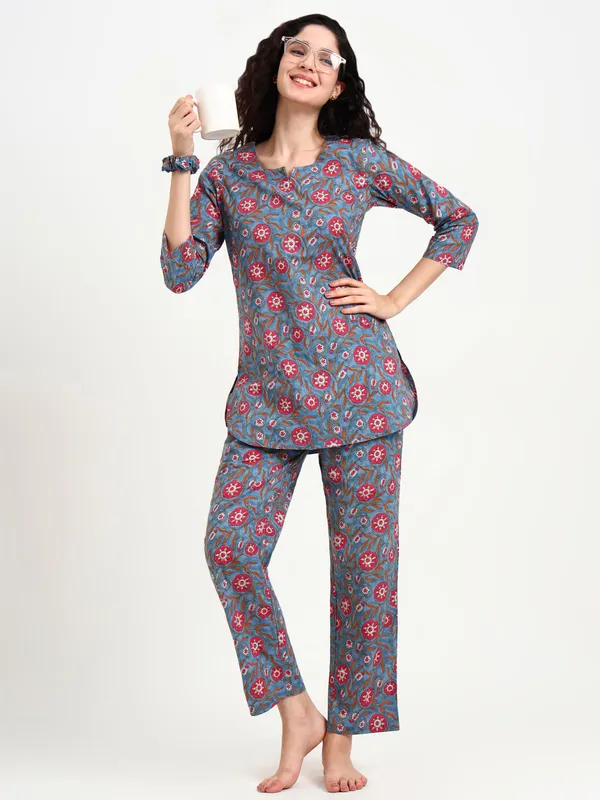 Blue_Floral_Print_Cotton_Night_Suit_For_Women