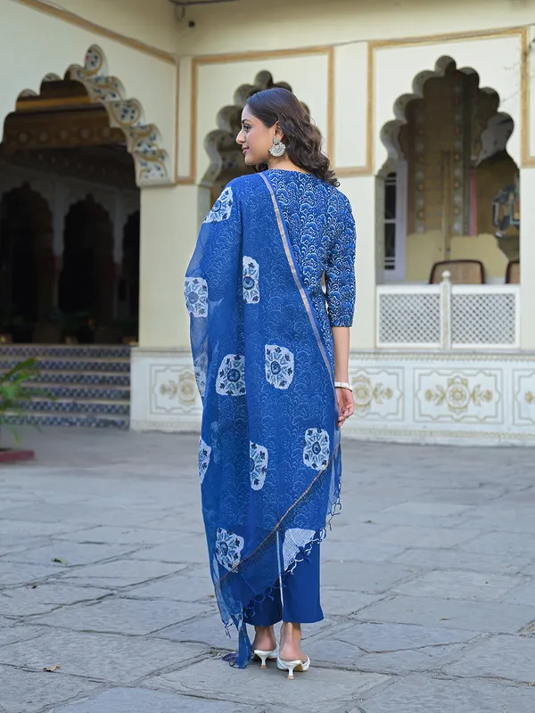 Blue_Floral_Printed_Straight_Kurta_Pant_Set_For_Women