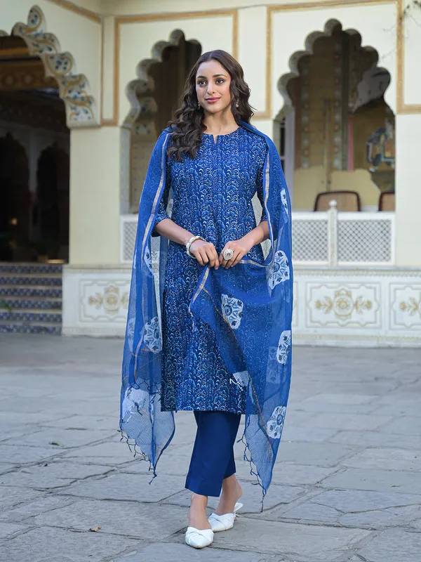 Blue_Floral_Printed_Straight_Kurta_Pant_Set_For_Women