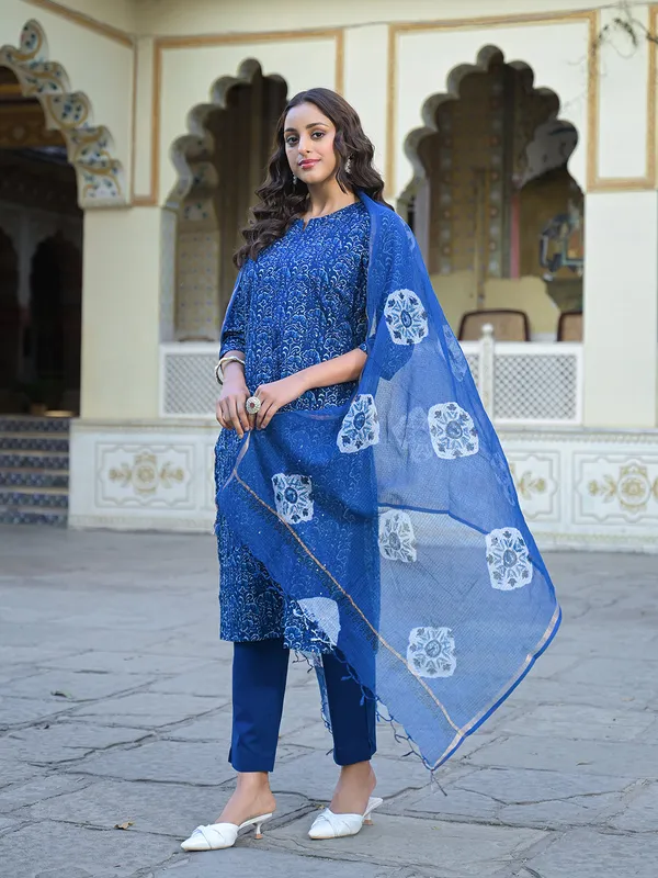 Blue_Floral_Printed_Straight_Kurta_Pant_Set_For_Women