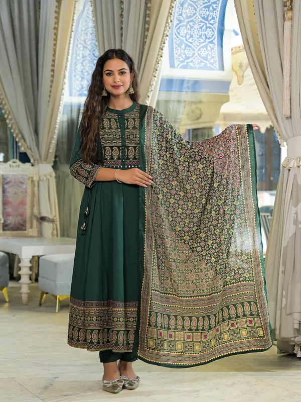 Green_Paisley_Print_Cotton_Anarkali_Kurta_Pant_Set_With_Dupatta_For_Women