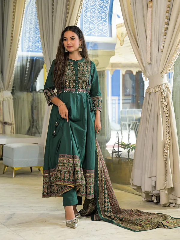 Green_Paisley_Print_Cotton_Anarkali_Kurta_Pant_Set_With_Dupatta_For_Women