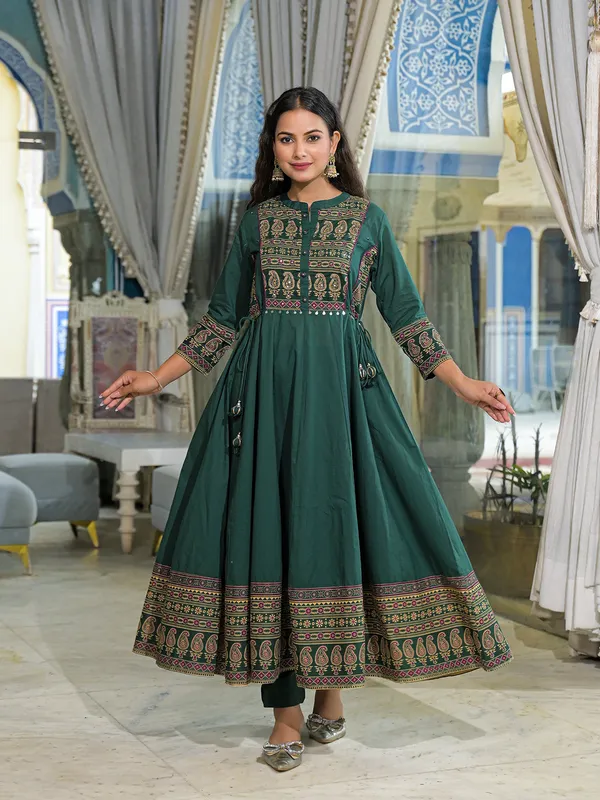 Green_Paisley_Print_Cotton_Anarkali_Kurta_Pant_Set_With_Dupatta_For_Women