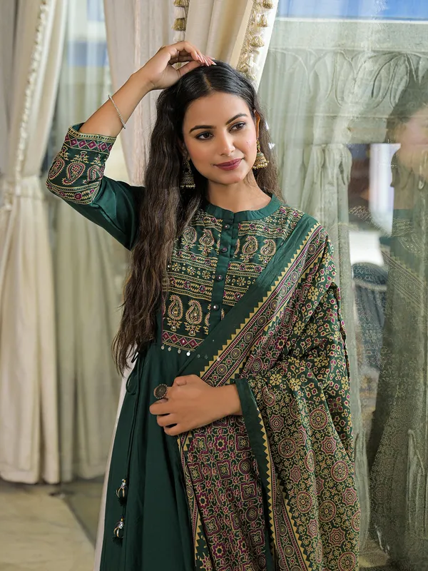 Green_Paisley_Print_Cotton_Anarkali_Kurta_Pant_Set_With_Dupatta_For_Women