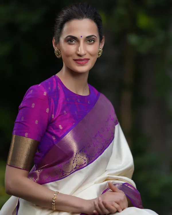 Premium_Cream_and_Magenta_Soft_Silk_Saree_with_Rich_Pallu_and_All-Over_Jacquard_Work