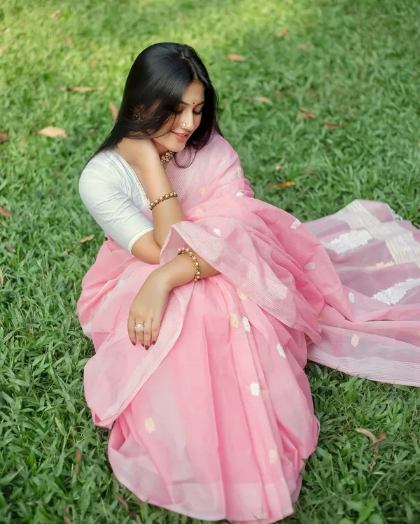 Elegant_Baby_Pink_Soft_Lilan_Slab_Saree_with_Golden_Butti_&_Minimalist_Jacquard_Border