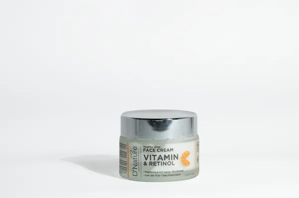 White_Natural_Skincare_Cream_With_Vitamin_C_&_Retinol_Actives