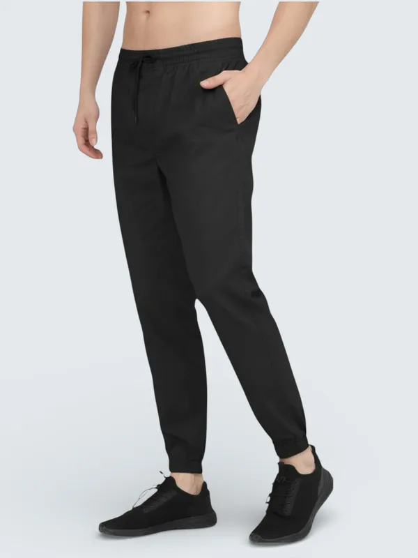 Black_Cotton_Blend_Relaxed_Fit_Casual_Jogger_For_Men