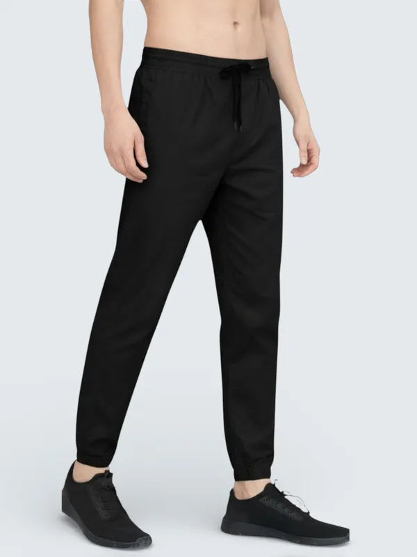 Black_Cotton_Blend_Relaxed_Fit_Casual_Jogger_For_Men