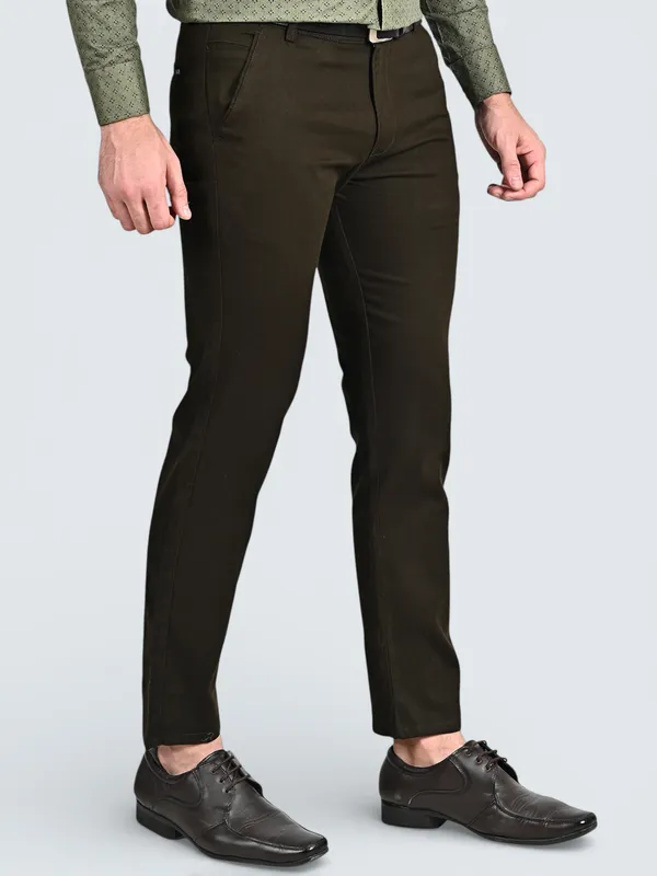 Olive_Cotton_Blend_Relaxed_Fit_Casual_Trouser_For_Men