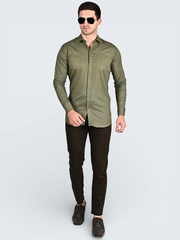 Olive_Cotton_Blend_Relaxed_Fit_Casual_Trouser_For_Men