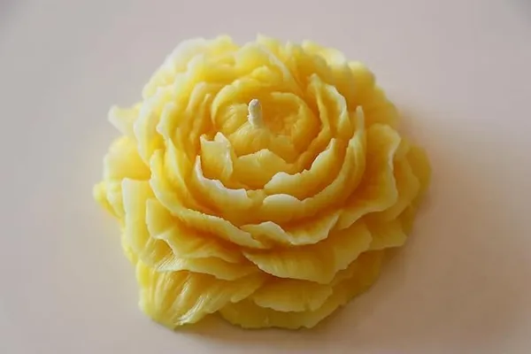 Yellow_Handcrafted_Soy_Wax_Candle_Flower_Shape_Scented_Candle_With_Fragrance
