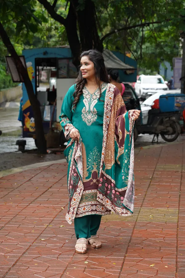 Dark_Green_Emerald_Grace_Embroidered_Suit_Set_For_Women
