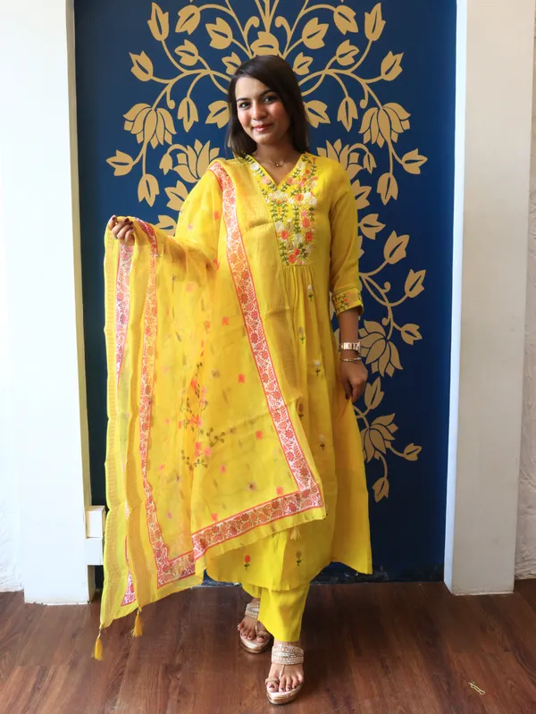 Yellow_Floral_Thread_Work_Kurta_Set_For_Women