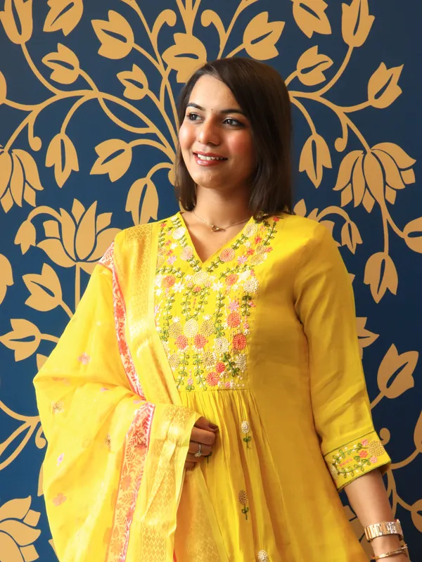 Yellow_Floral_Thread_Work_Kurta_Set_For_Women