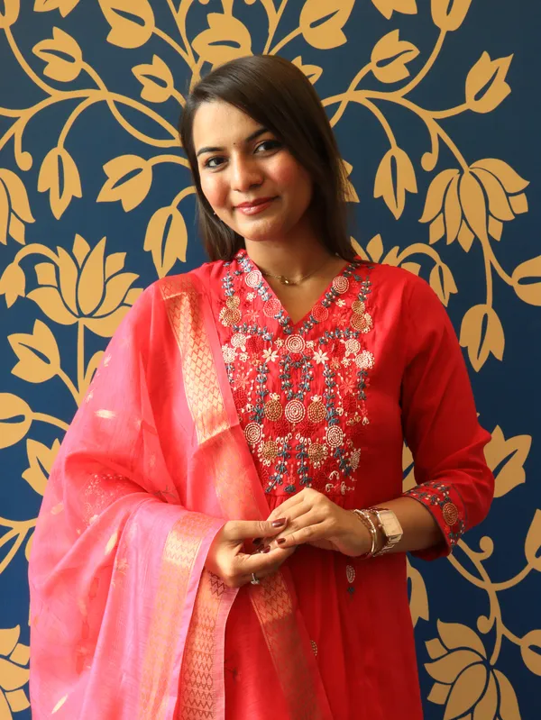 Bright_Pink_Floral_Thread_Work_Kurta_Set_For_Women