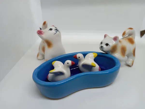 Pack_Of_6_-_Creamic_Miniature_Cats_And_Planter