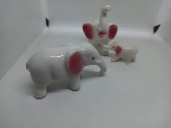 Set_of_of_3_-_Miniature_Ceramic_-_The_Elephant_Family