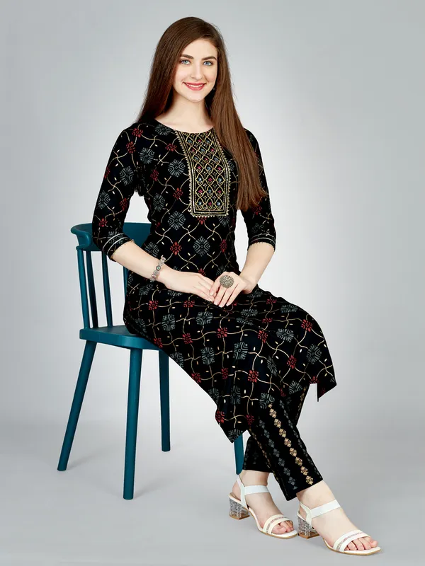 Black_Ethnic_Print_Kurta_Set_With_Pants_For_Women