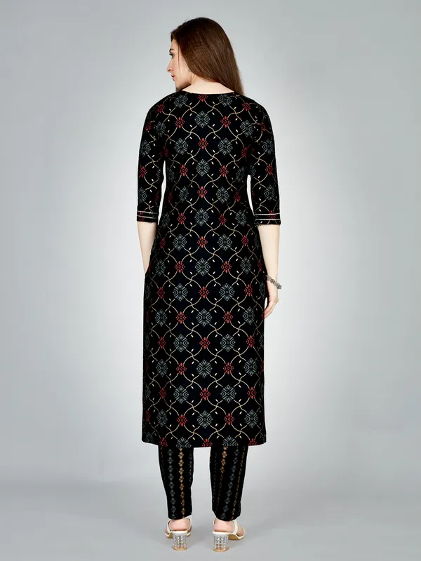 Black_Ethnic_Print_Kurta_Set_With_Pants_For_Women