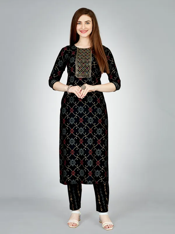 Black_Ethnic_Print_Kurta_Set_With_Pants_For_Women