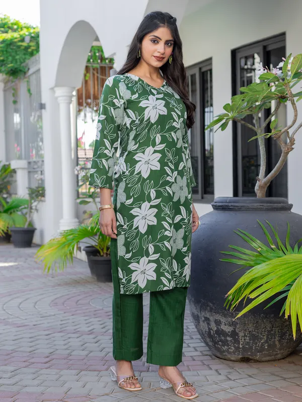 Green_Ethnic_Print_Kurta_Set_With_Pants_For_Women