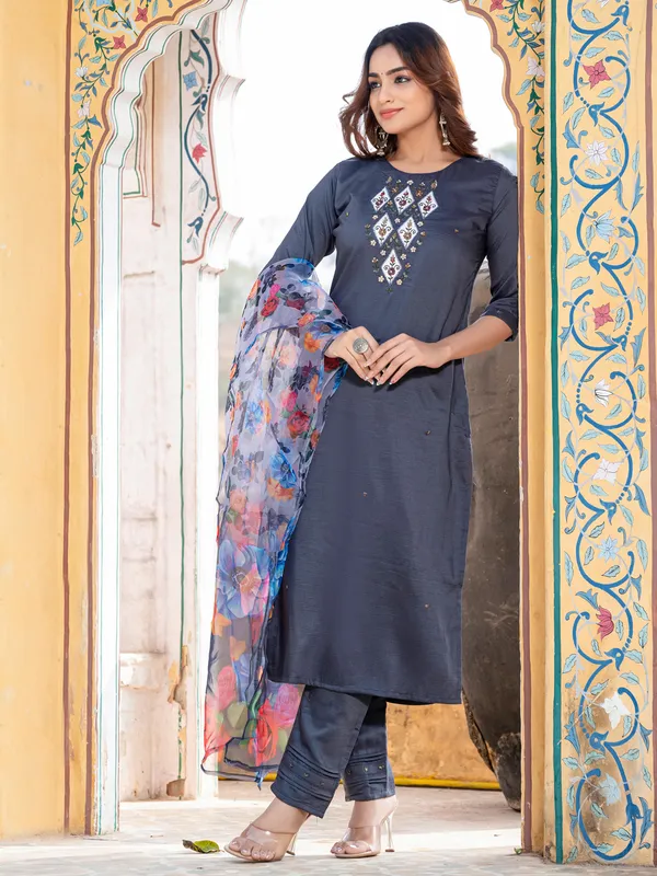 Grey_Embroidered_Kurta_Set_With_Floral_Printed_Dupatta_For_Women