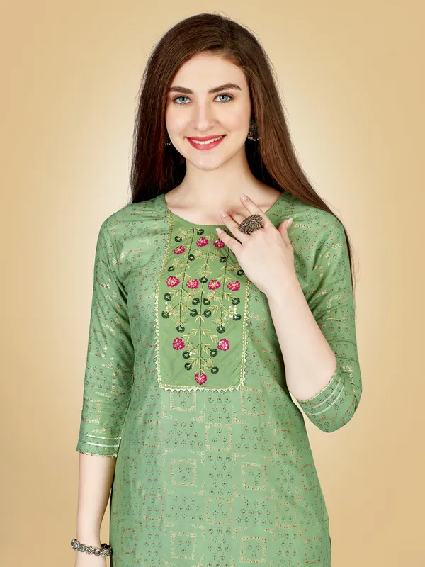 Pista_Ethnic_Print_Kurta_Set_With_Pants_For_Women