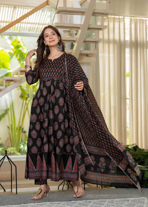 Black_Cotton_Anarkali_Kurta_For_Women