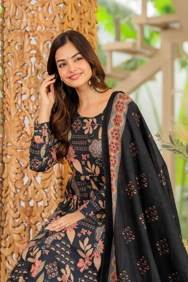 Black_Cotton_Anarkali_Kurta_For_Women
