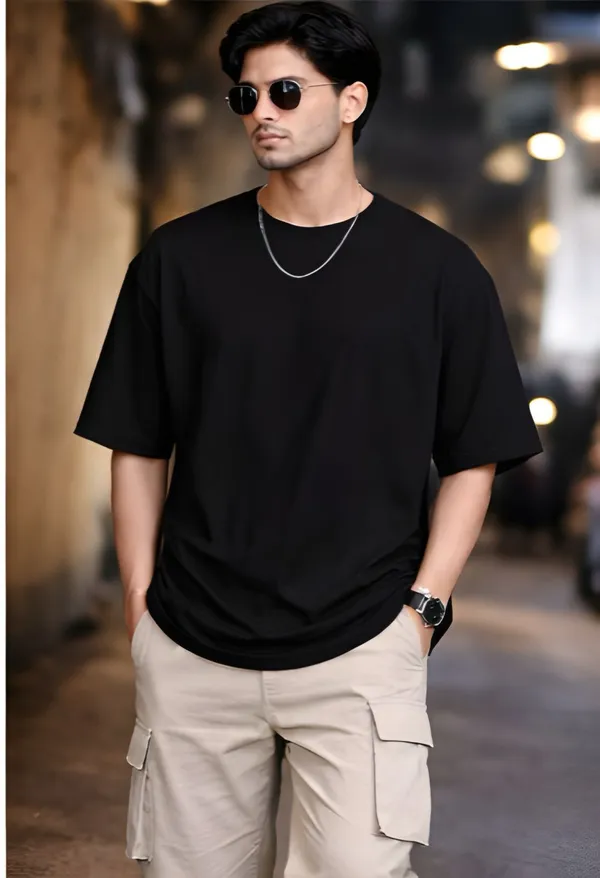 Men'S_Oversized_Black_T-Shirt_With_Silver_Chain_Necklace