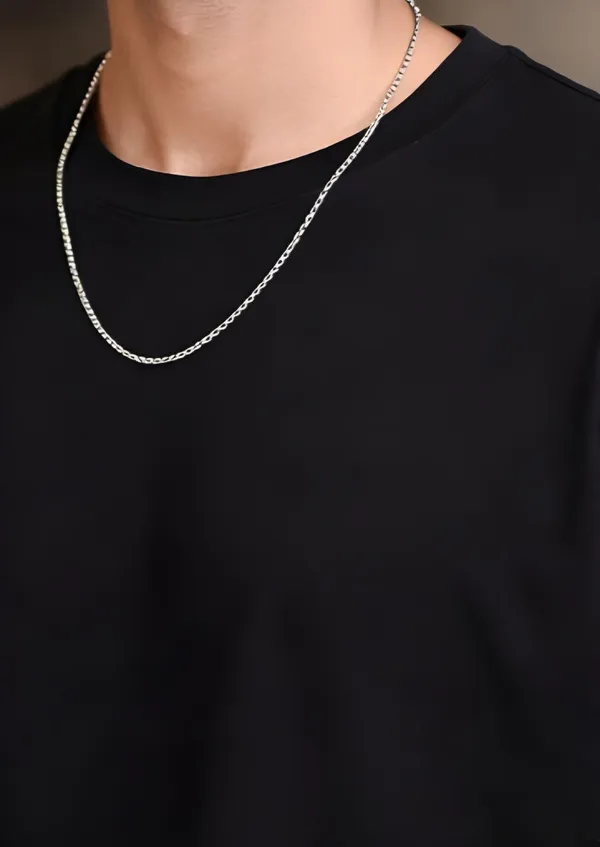 Men'S_Oversized_Black_T-Shirt_With_Silver_Chain_Necklace
