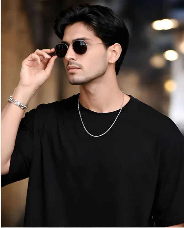 Men'S_Oversized_Black_T-Shirt_With_Silver_Chain_Necklace