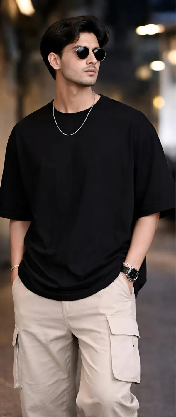 Men'S_Oversized_Black_T-Shirt_With_Silver_Chain_Necklace