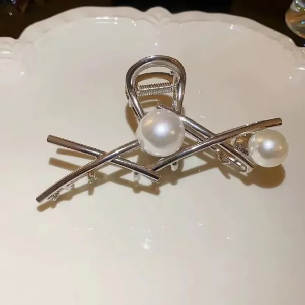 Pack_of_1_Pcs_Silver_Cross_Design_Metal_Claw_Clip_for_Girls_and_Women_|_Stylish_and_Trendy_Design